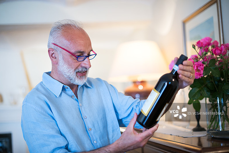 在意大利皮埃蒙特兰格地区的家庭假日：品酒图片素材