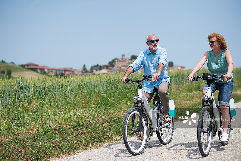 意大利皮埃蒙特朗格地区家庭假日电动自行车之旅图片素材