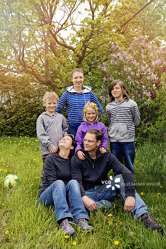 春日郊外六口之家肖像图片素材