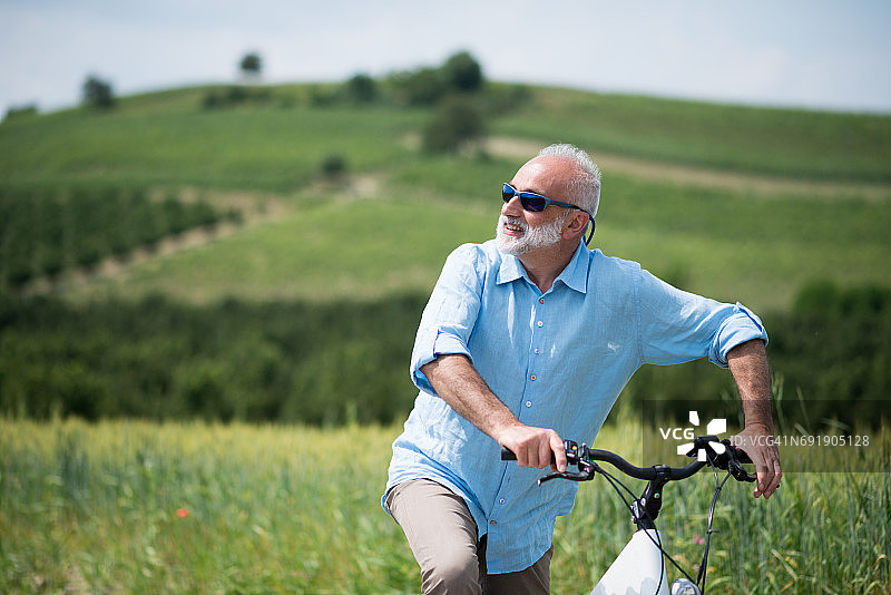 意大利皮埃蒙特朗格地区家庭假日电动自行车之旅图片素材