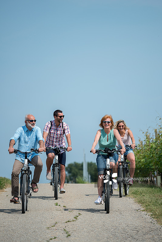 意大利皮埃蒙特朗格地区家庭假日电动自行车之旅图片素材