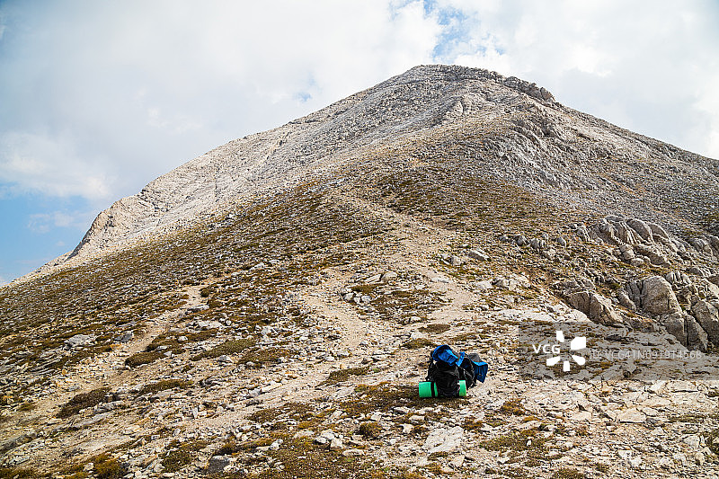 山间小路上的背包图片素材
