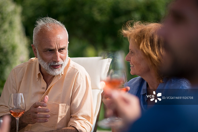 在意大利皮埃蒙特朗格地区欢度家庭假日：户外饮酒和用餐图片素材