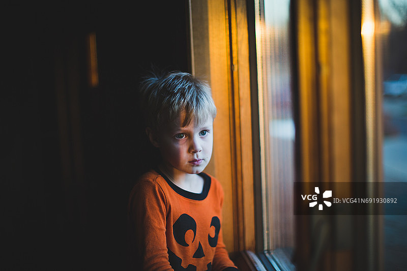 严肃的小男孩图片素材