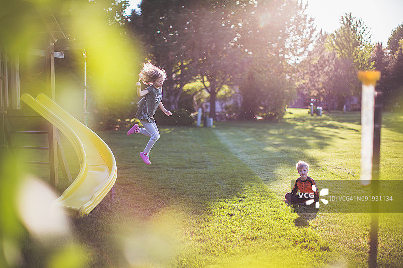 孩子们在后院玩耍图片素材