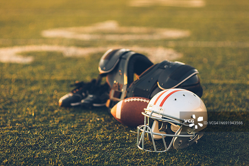 球场上的银色橄榄球头盔图片素材