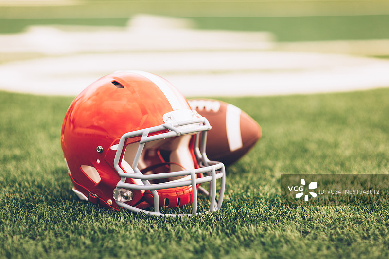 球场上的红色橄榄球头盔图片素材