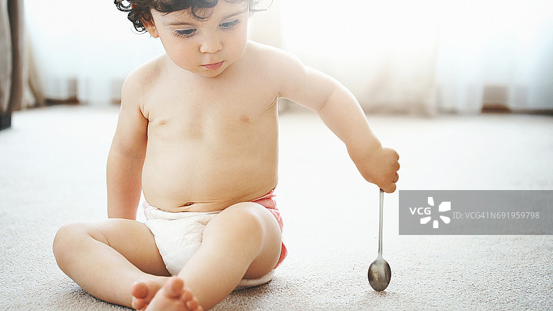 男婴玩勺子图片素材