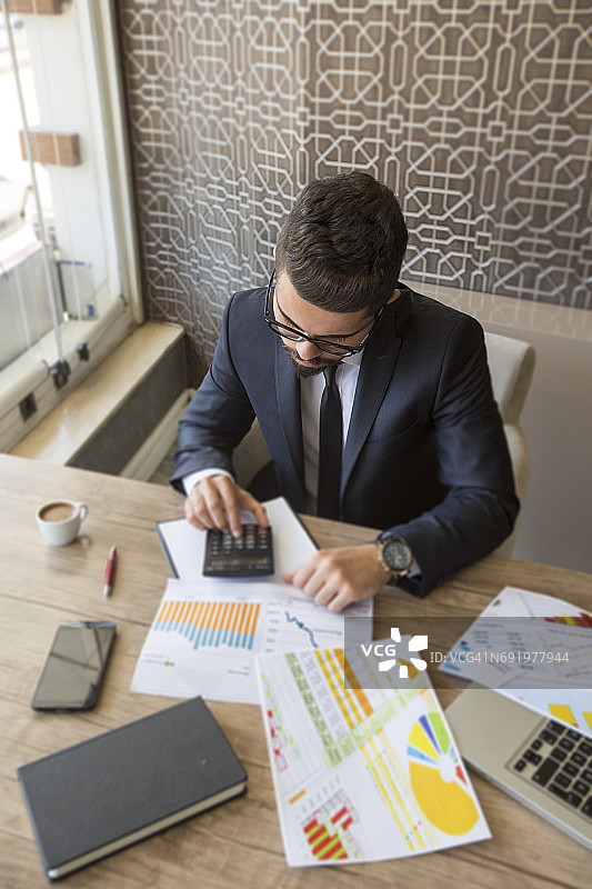 会计计算财务数据的浅景深图片素材