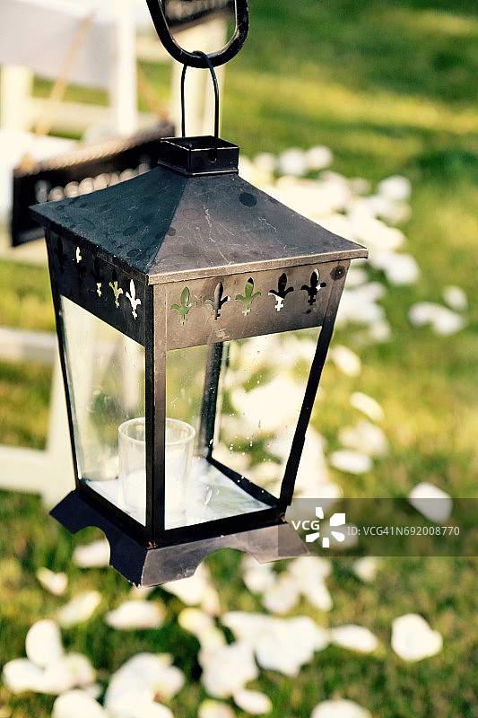 婚礼仪式上排列的黑色金属灯笼图片素材