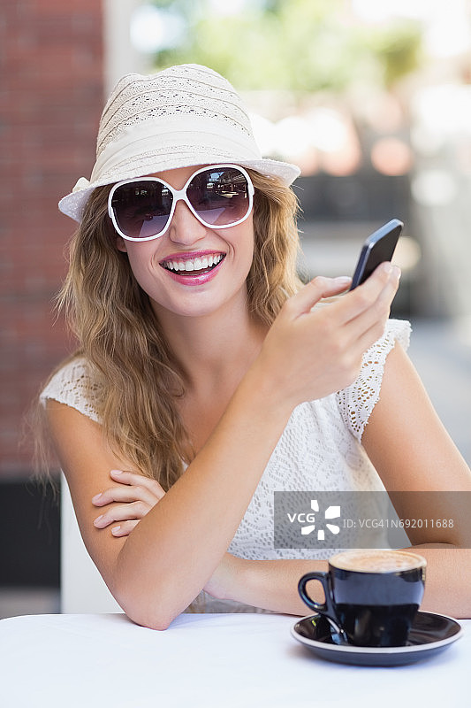 正在发短信的时尚女性图片素材