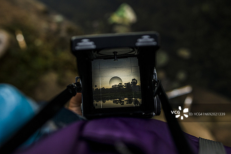 透过双镜头相机取景器拍摄柬埔寨吴哥窟日出图片素材