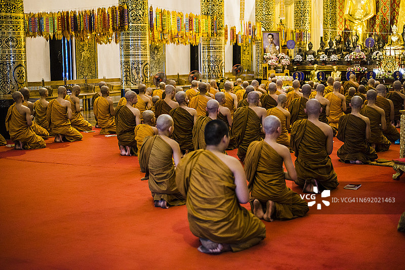 僧侣在泰国清迈帕辛寺祈祷图片素材
