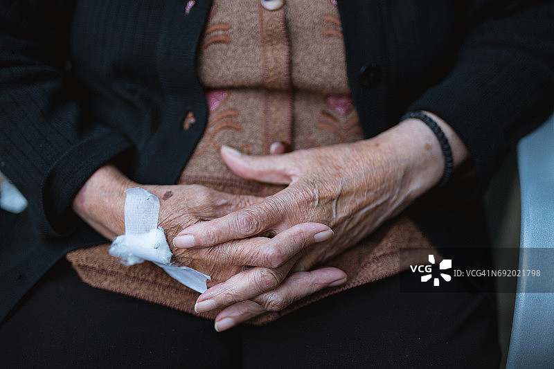 缠着绷带的紧握的双手图片素材