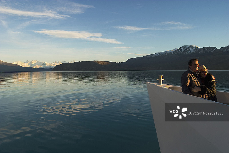 在阿根廷冰川国家公园乌普萨拉冰川乘船的游客夫妇图片素材