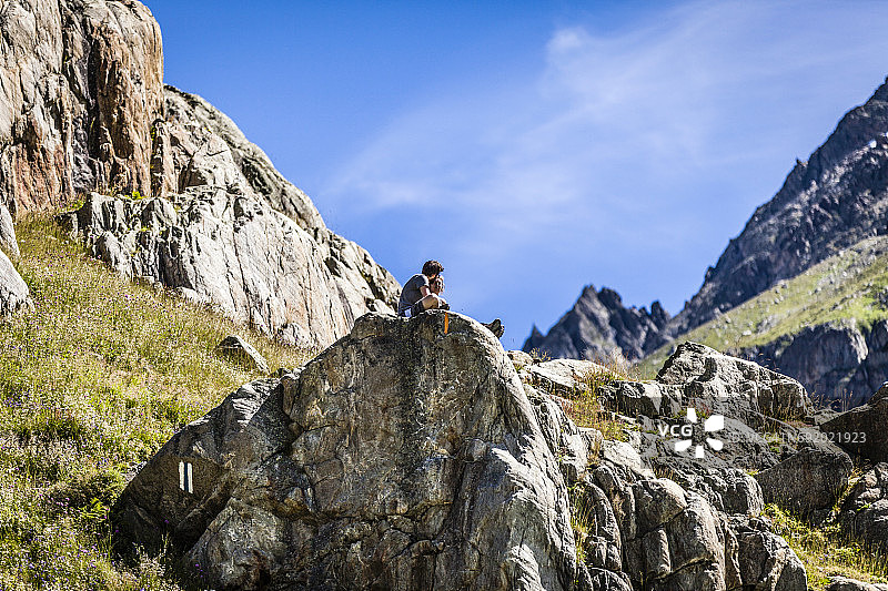 游客在瑞士特里夫特桥的岩石上休息图片素材