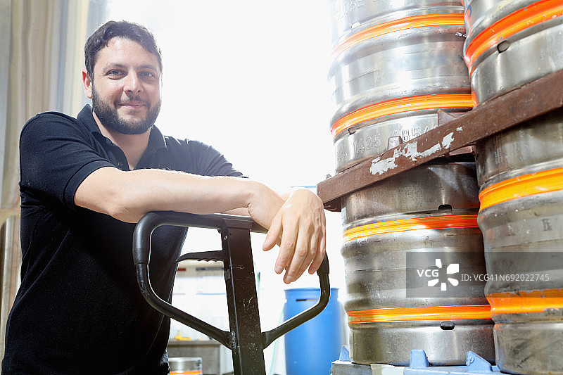 啤酒厂工人整理啤酒桶准备发货图片素材