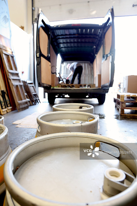 在啤酒厂准备分发啤酒桶的工人图片素材