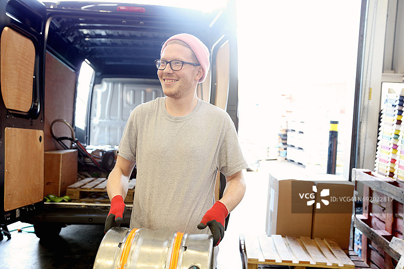 在啤酒厂准备分发啤酒桶的工人图片素材