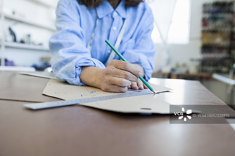 女裁缝起草缝纫图案图片素材