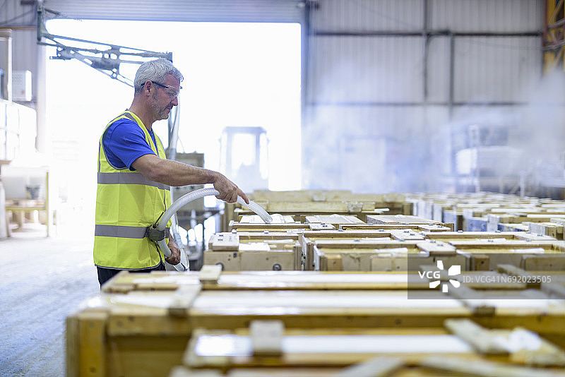 建筑石材厂工人塑造石材图片素材