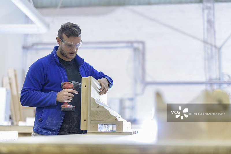 木匠在建筑石材厂制作模具图片素材