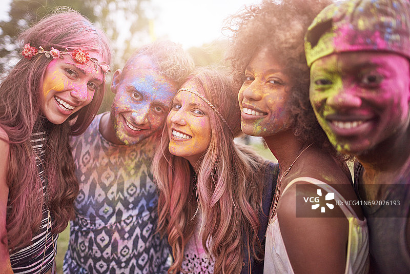 一群朋友在节日上被彩色粉末覆盖的肖像照片图片素材