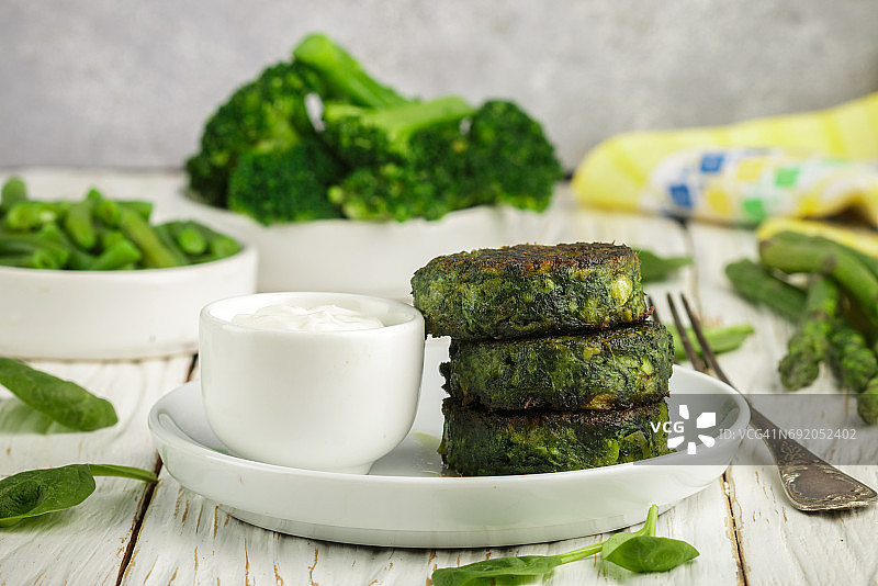 蔬菜煎饼配酸奶酱（西兰花、西葫芦、青豆、芦笋和菠菜）图片素材