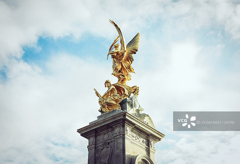 伦敦维多利亚纪念碑上的耐克雕像图片素材