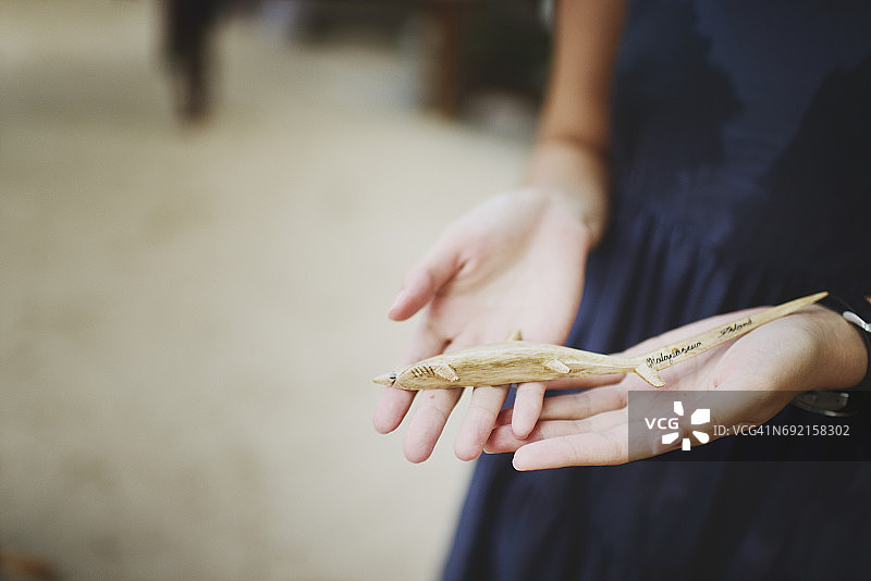 手持木制长尾鲨纪念品图片素材