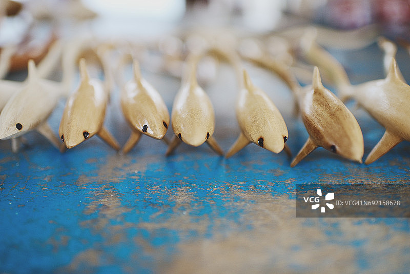 马拉帕斯卡岛的木制长尾鲨雕刻纪念品图片素材