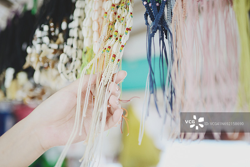 马拉帕斯卡岛的木制长尾鲨雕刻纪念品图片素材