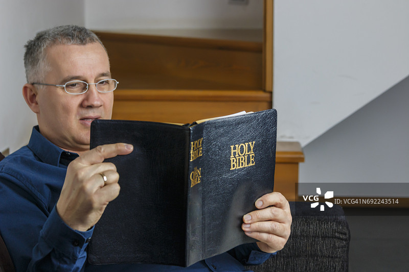 男人阅读圣经图片素材