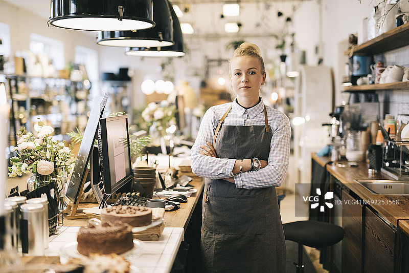 自信的年轻工人图片素材