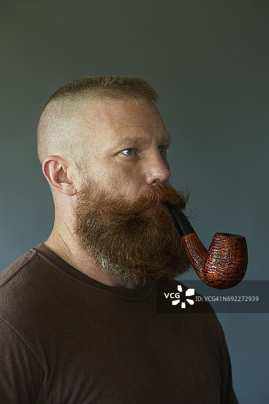 吸烟斗的络腮胡男子工作室肖像图片素材