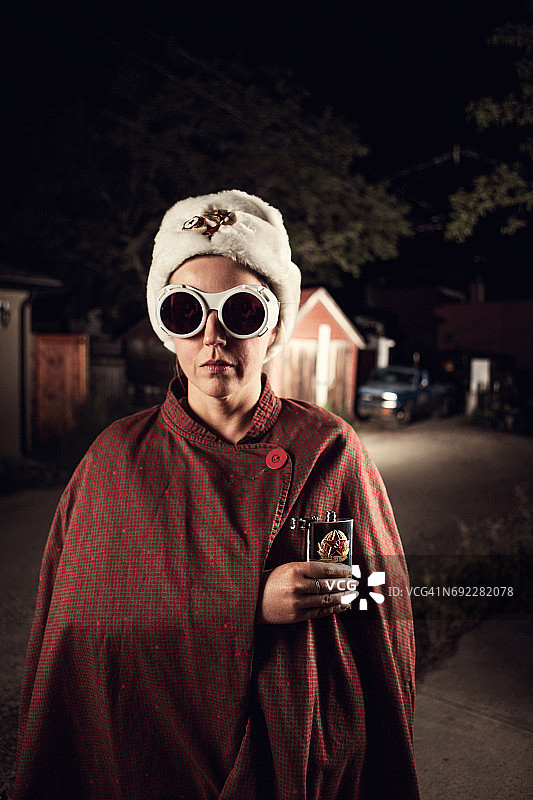 在黑暗小巷里秘密活动的克格勃间谍图片素材