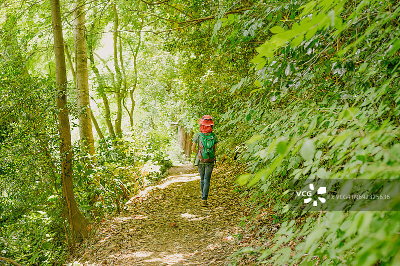 登山的女孩图片素材