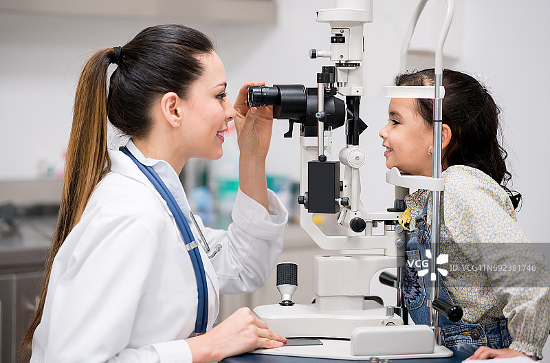 女孩在眼科诊所进行眼科检查图片素材