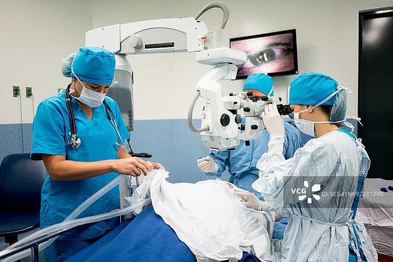 眼科医生在医院进行眼科手术图片素材