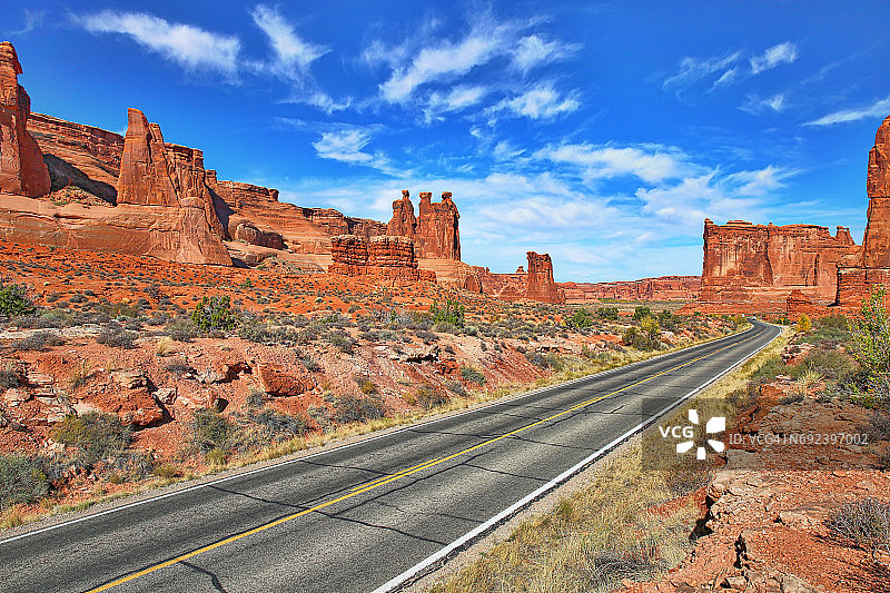 拱门国家公园：通往三个闲话者的道路图片素材