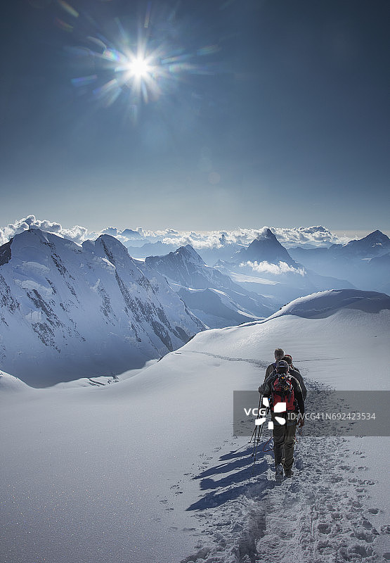 雪坡上的攀岩队图片素材