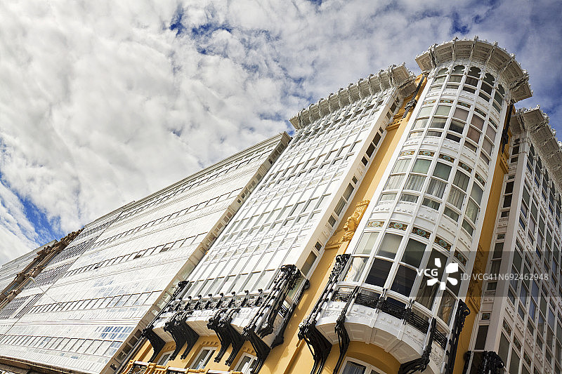 西班牙拉科鲁尼亚滨海大道的玻璃阳台图片素材