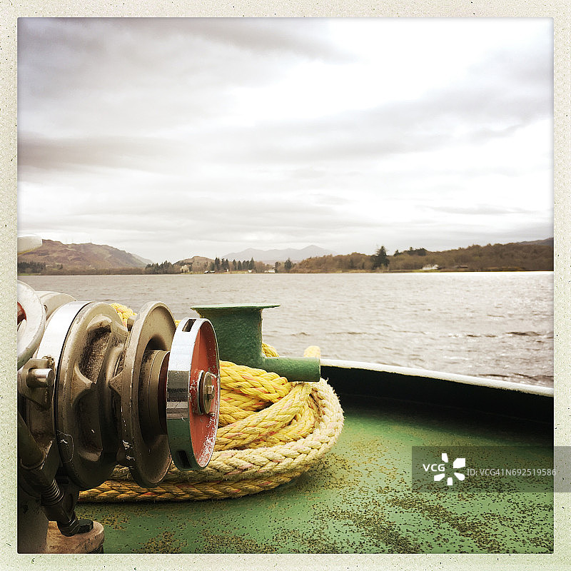 从船上看到的英国苏格兰尼斯湖景色图片素材