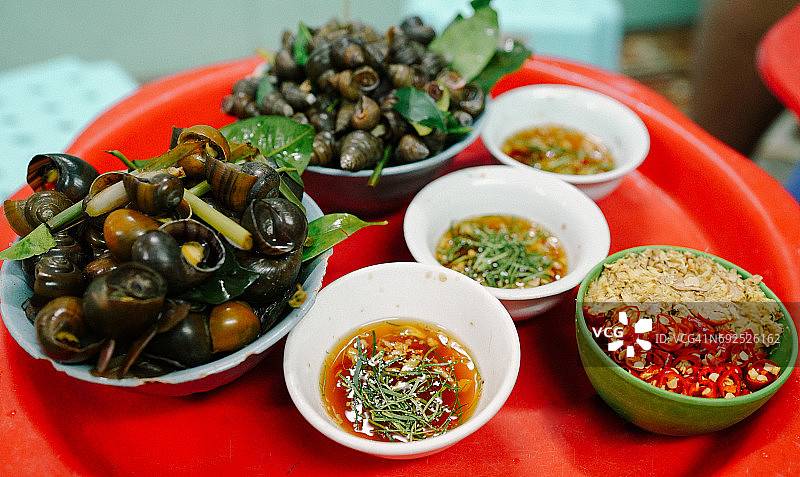 越南街头小吃：蒸蜗牛图片素材