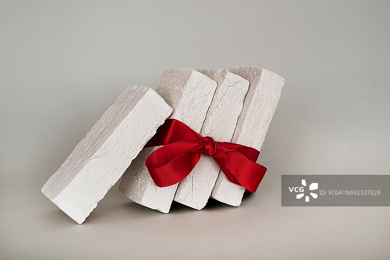 即将倒塌的四块砖图片素材