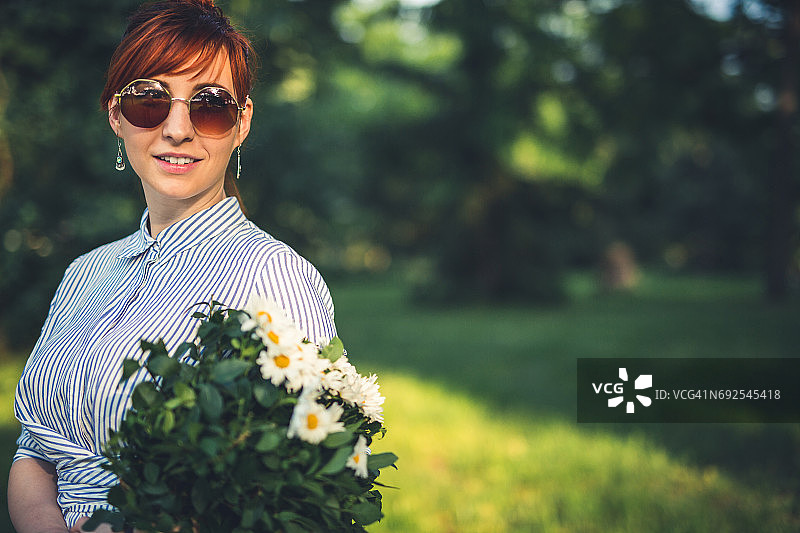 手捧鲜花的年轻潮女图片素材