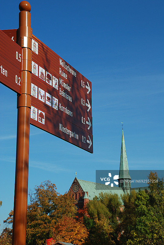 巴特多伯兰（德国）的小路标志，背景：教堂图片素材