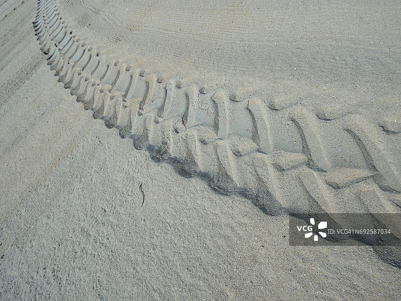 沙滩上的拖拉机车辙图片素材