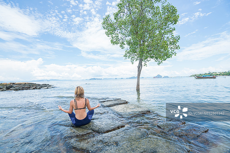女孩在自然中练习瑜伽图片素材