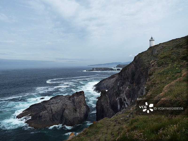 西班牙加利西亚悬崖边的灯塔图片素材